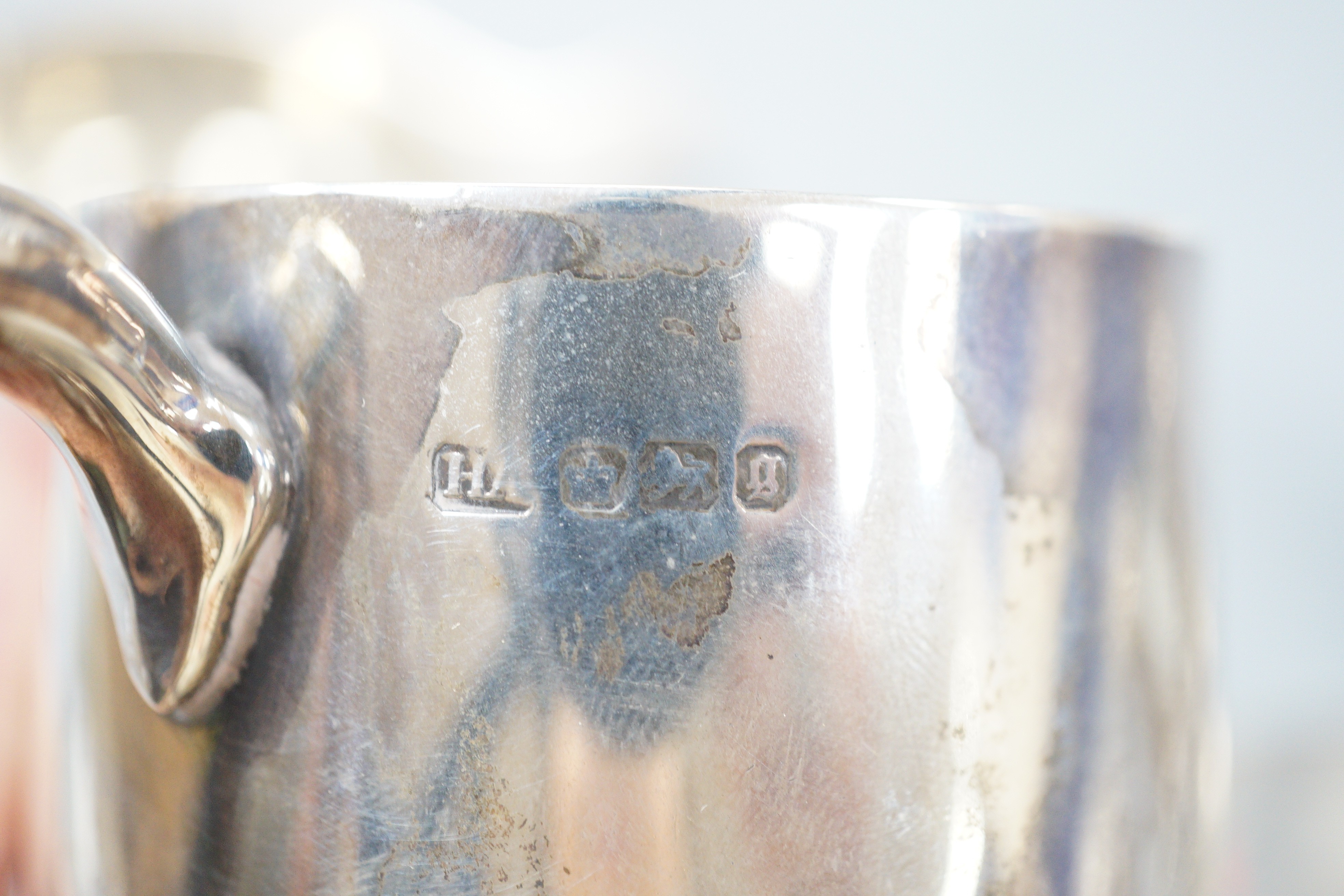 Small silver including a George V quaich, Edinburgh, 1928, a pair of condiments, circular box and cover, mug, toilet jar and three items of cutlery.